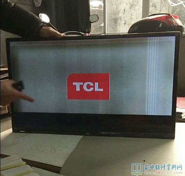 TCL 42寸液晶电视开机有竖线且灰屏的检修 第2张