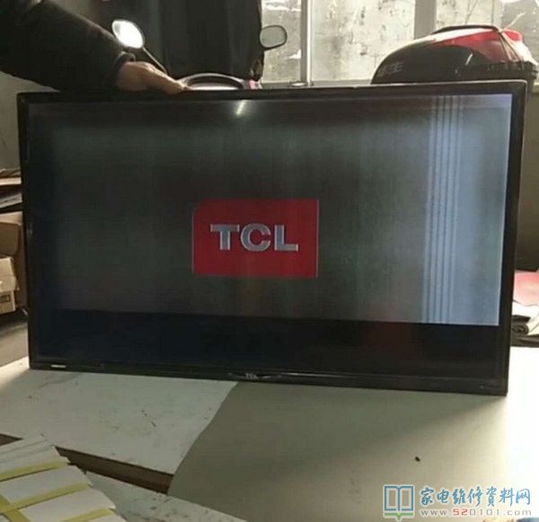 TCL 42寸液晶电视开机有竖线且灰屏的检修 第3张