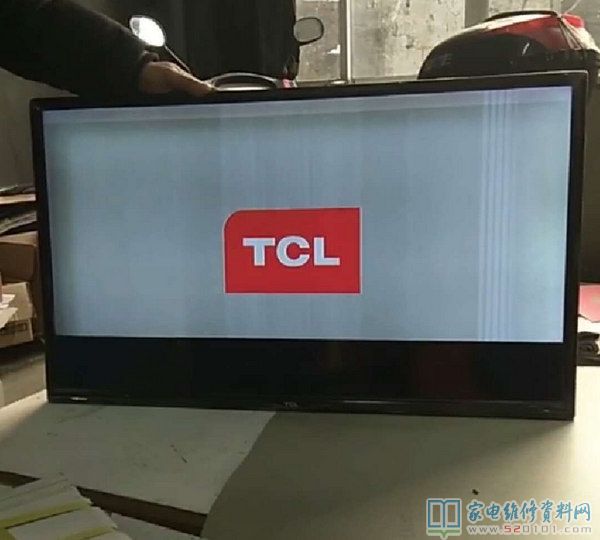 TCL 42寸液晶电视开机有竖线且灰屏的检修 第1张